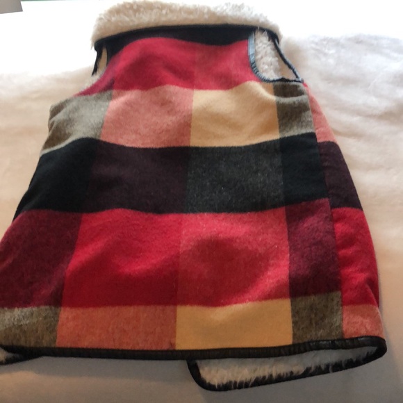 Women’s plaid sleeveless vest with front and faux fur. Size medium - Picture 7 of 8